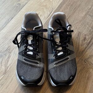 On Cloud Men's Black and Gray Athletic Shoes 9.5
